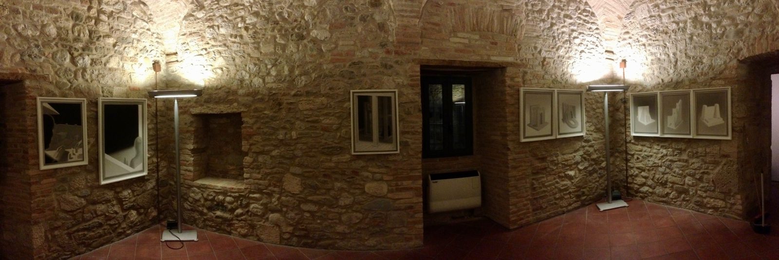 Cornici Soqquadro nell'allestimento di una mostra, in una sala con volte in pietra
