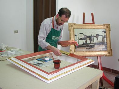 Applicazione della foglia oro a mano nell'officina Soqquadro