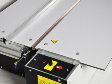 La piegatrice a caldo per il plexiglass