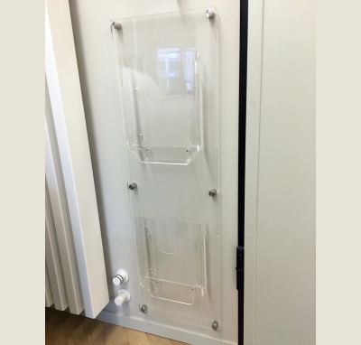 Espositore in plex con tasche porta riviste