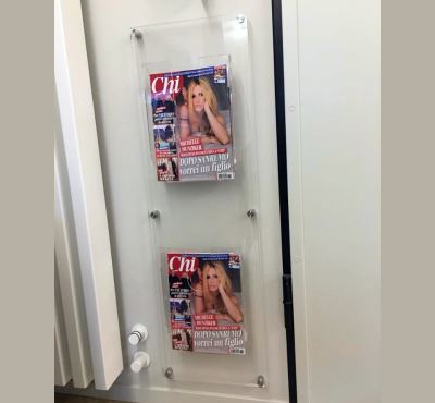 Espositore in plex con tasche porta riviste